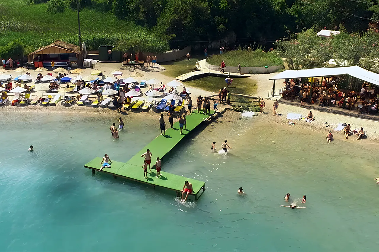 Akyaka plajında yüzme iskelesi
