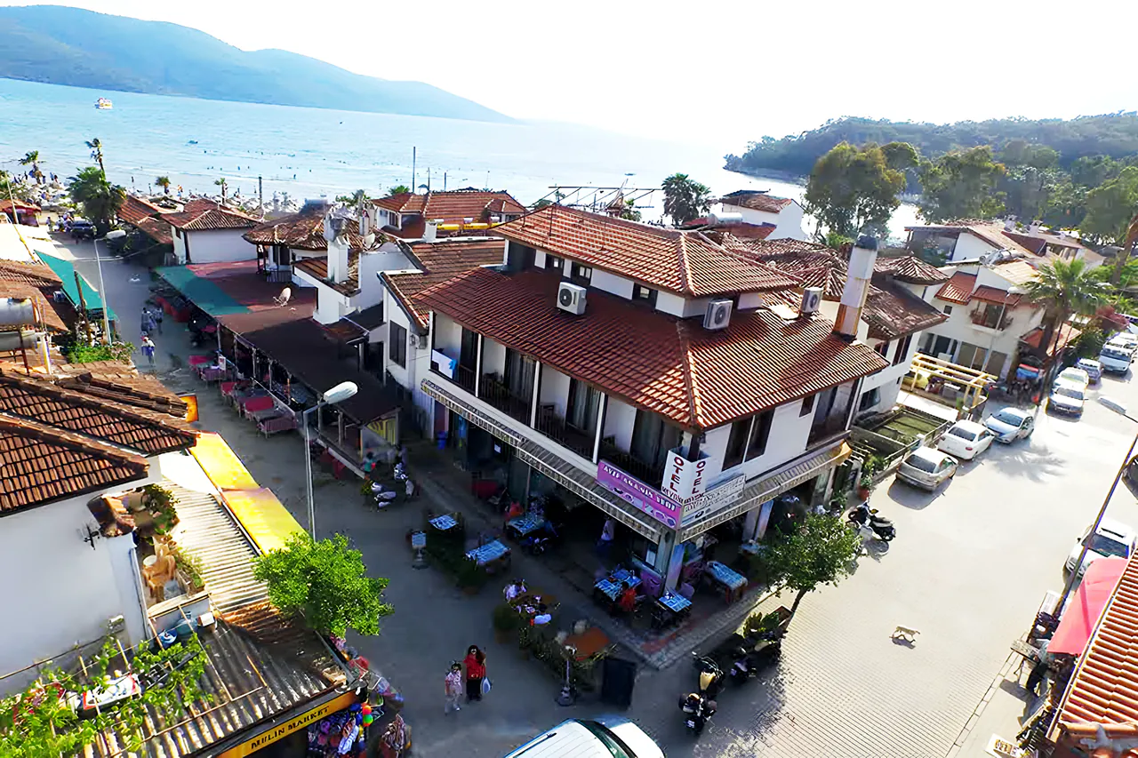 Otel ve Akyaka çarşısı