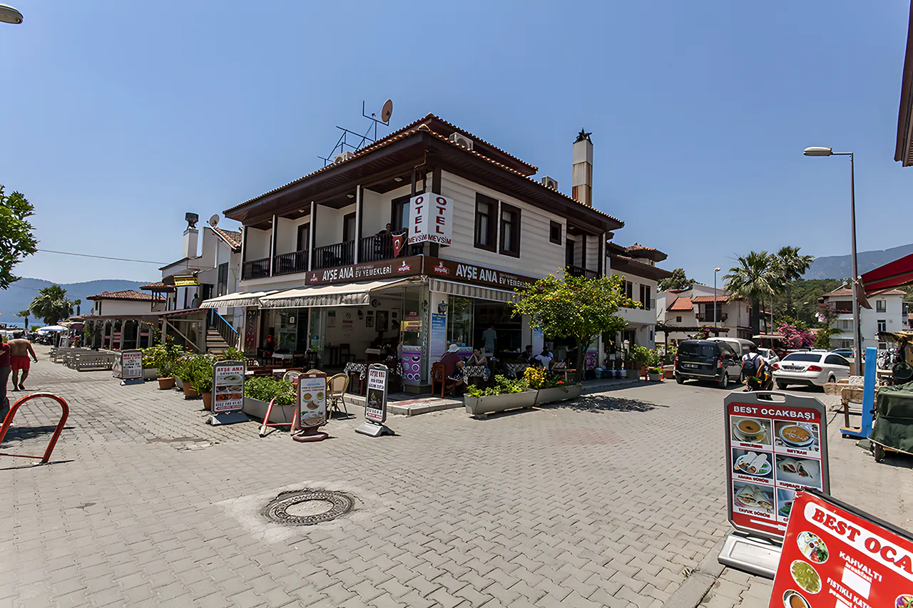 Otelin ön cephesi ve Ayşe Ana'nın Yeri